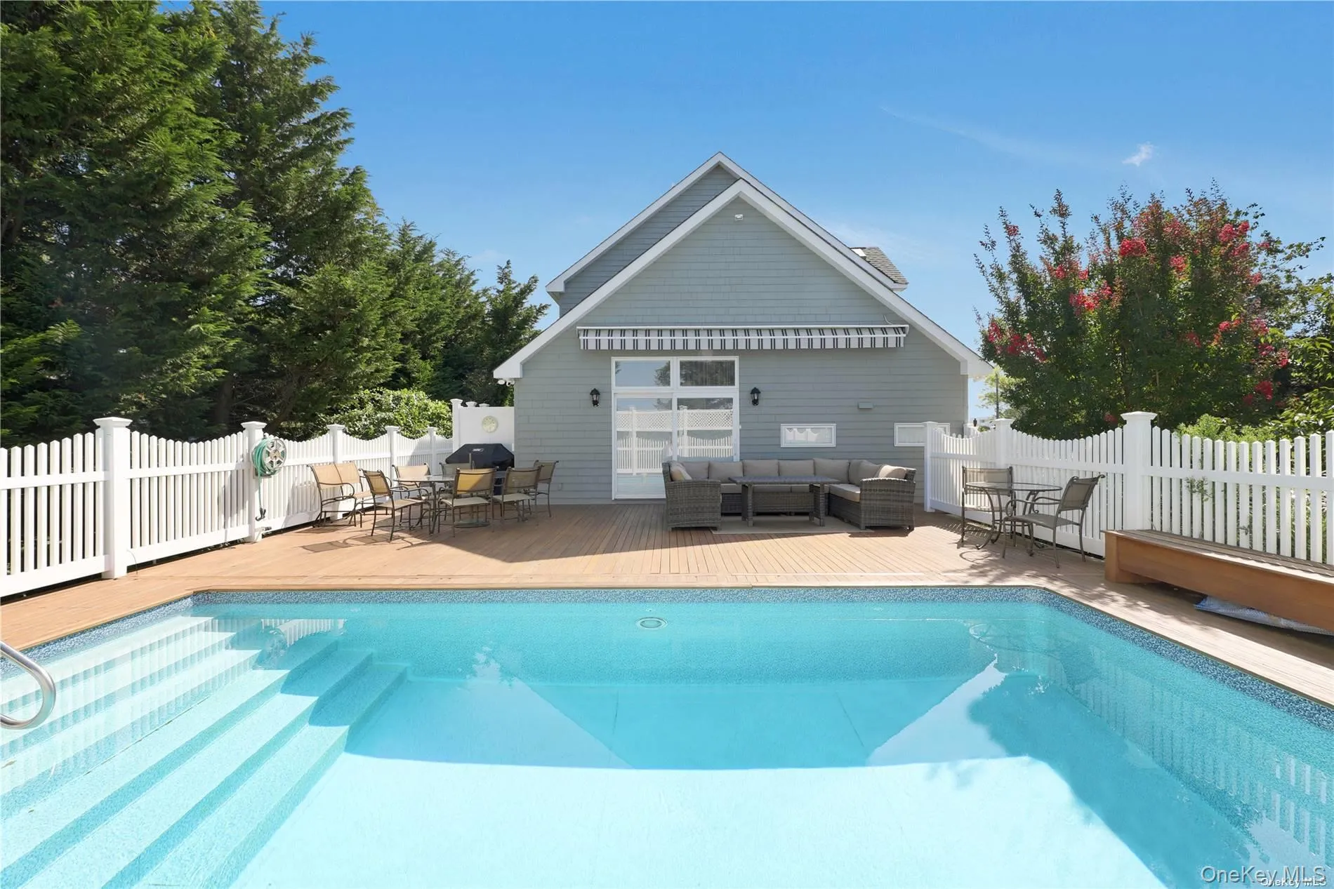 Backyard w/Pool Backyard w/Pool