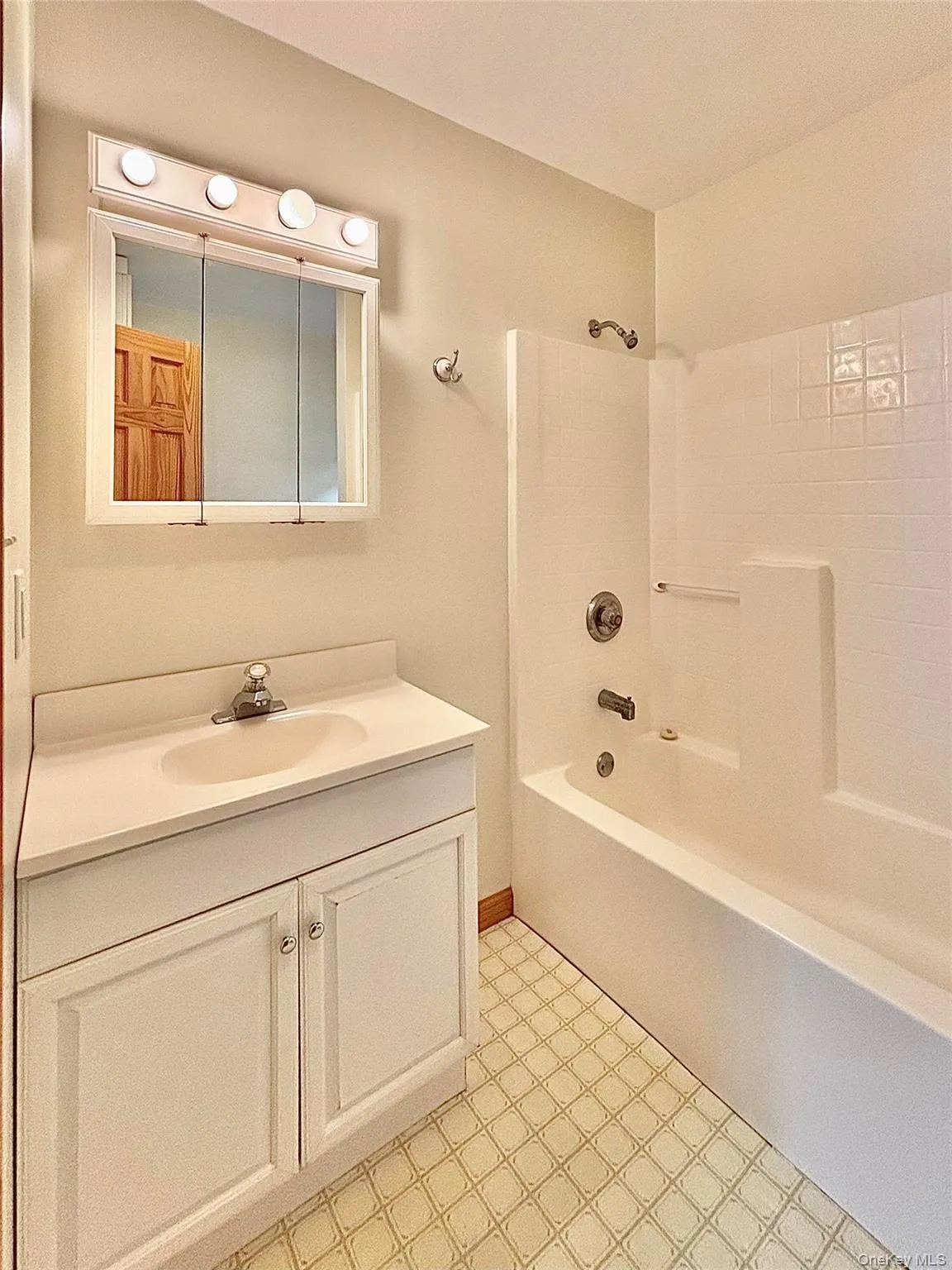 Tub/shower Tub/shower