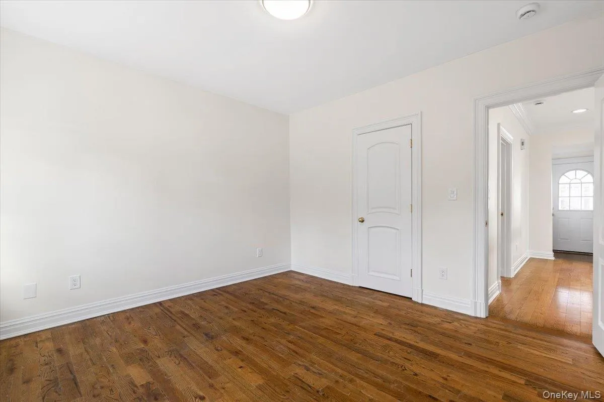 Versatile entry room with large closet Versatile entry room with large closet