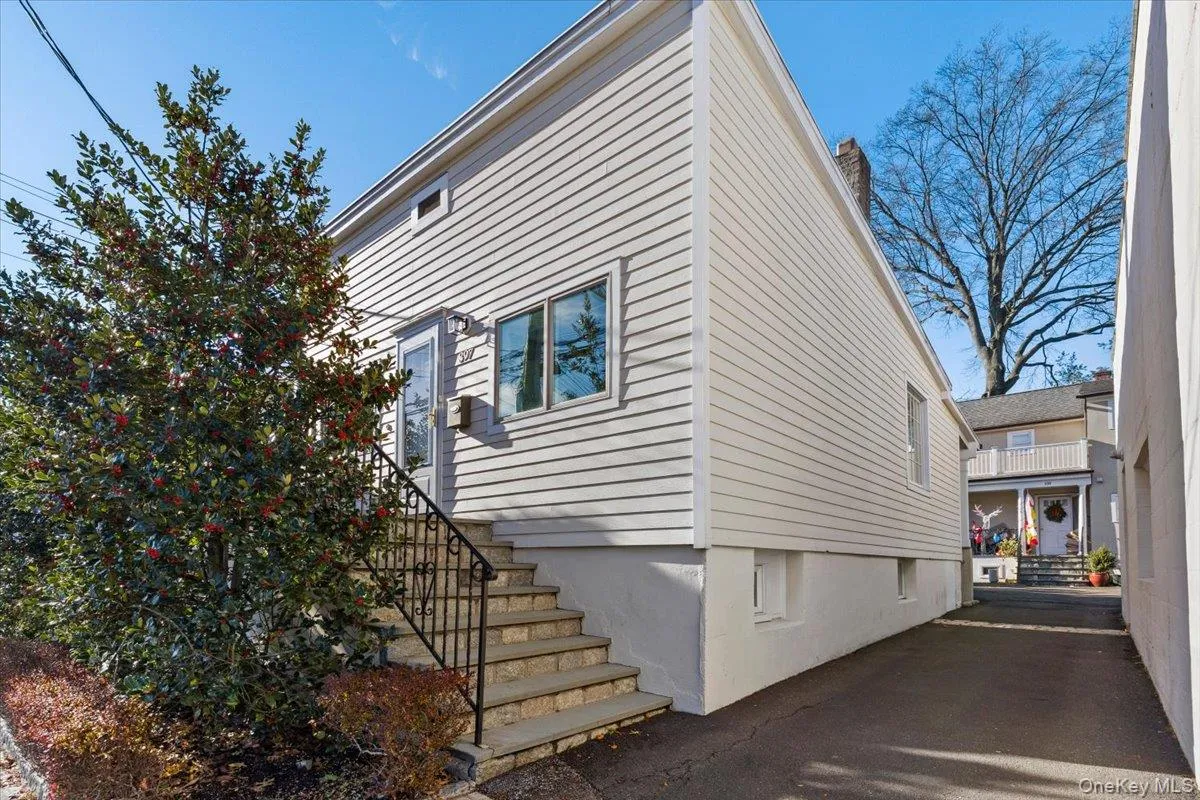 Shared driveway leads to back entrance & assigned parking spot. Shared driveway leads to back entrance & assigned parking spot.