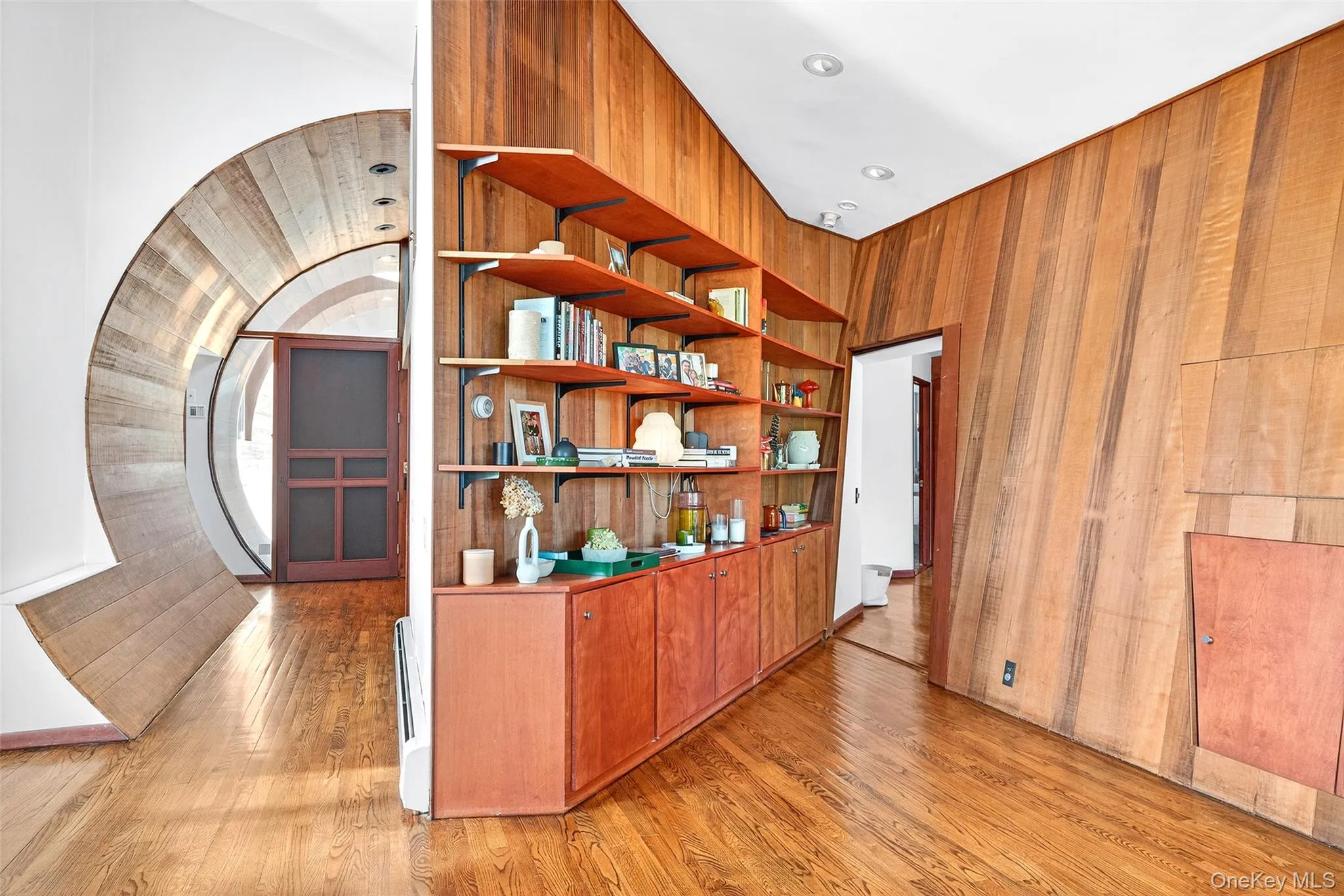 Entry and bookshelves seen from LR. Entry and bookshelves seen from LR.