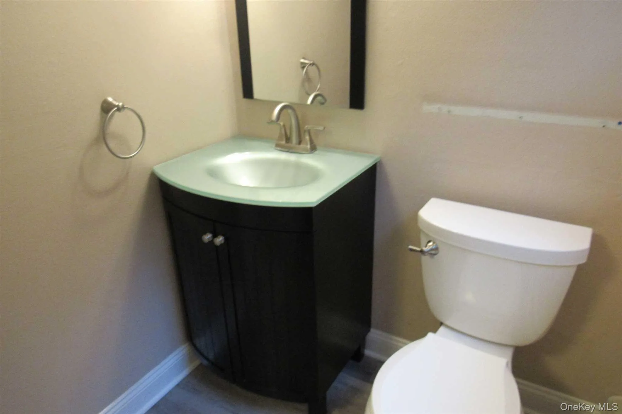 Half bath on main level Half bath on main level