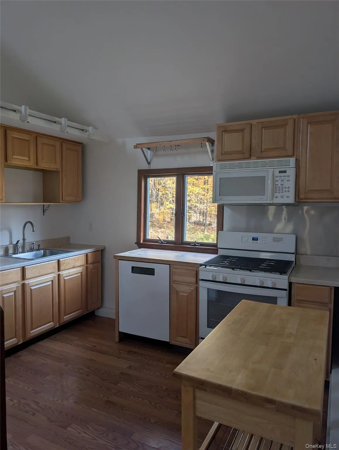 Propane gas range/oven, dishwasher, refrigerator Propane gas range/oven, dishwasher, refrigerator