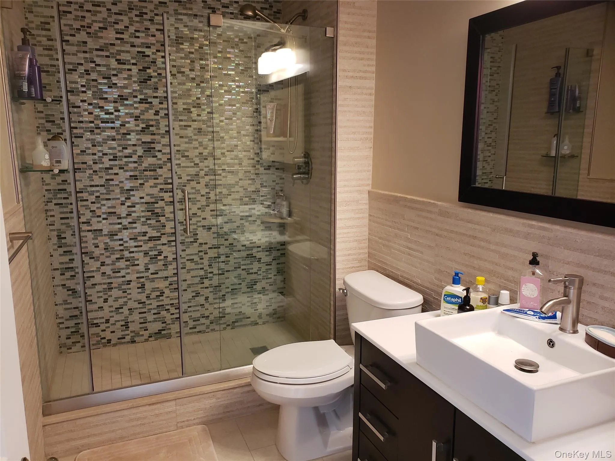 Ensuite Full bath featuring a walk in shower Ensuite Full bath featuring a walk in shower