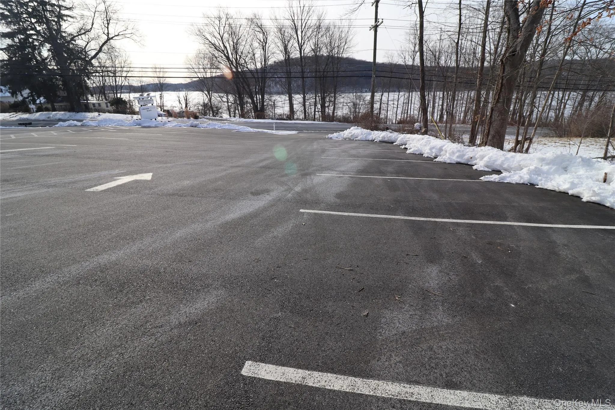 HUGE parking lot w tons of spaces! HUGE parking lot w tons of spaces!