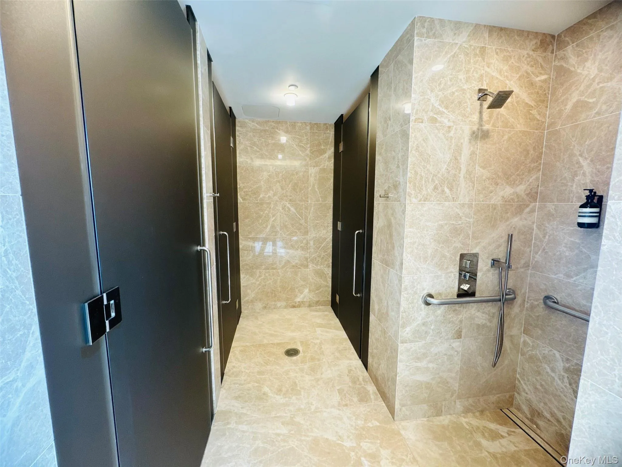 Bathroom featuring tiled shower Bathroom featuring tiled shower