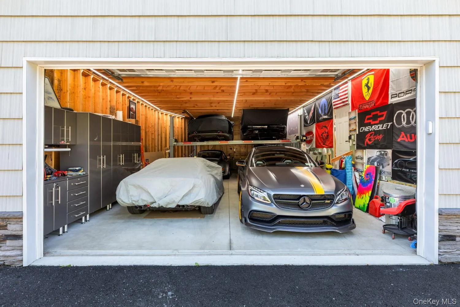 Large, 550 sqft garage with parking for 6 cars Large, 550 sqft garage with parking for 6 cars