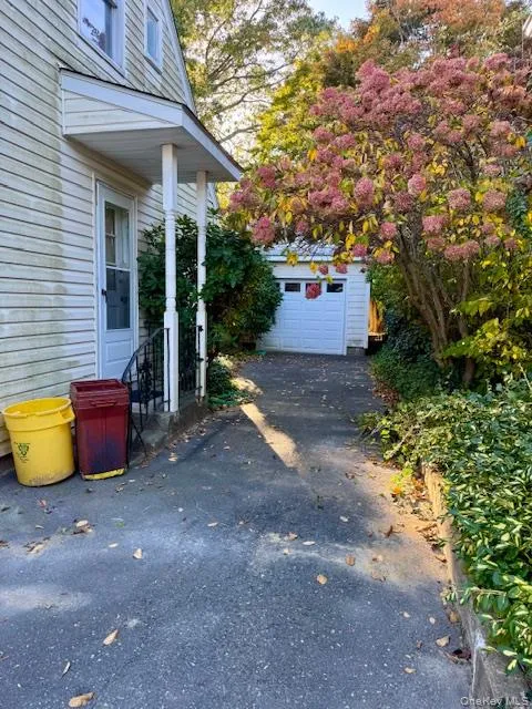 Long Private Driveway with detached Garage Long Private Driveway with detached Garage
