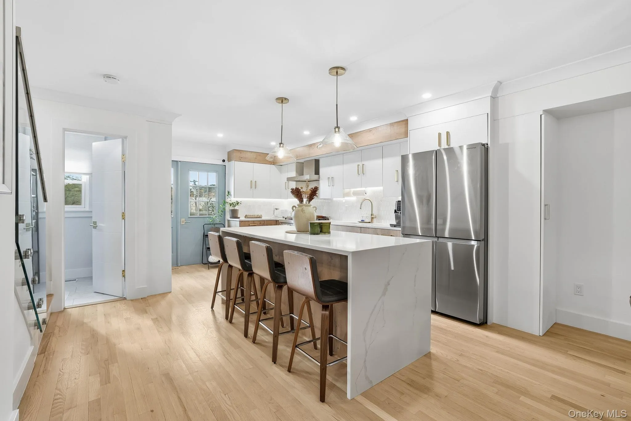 Kitchen with Island Kitchen with Island