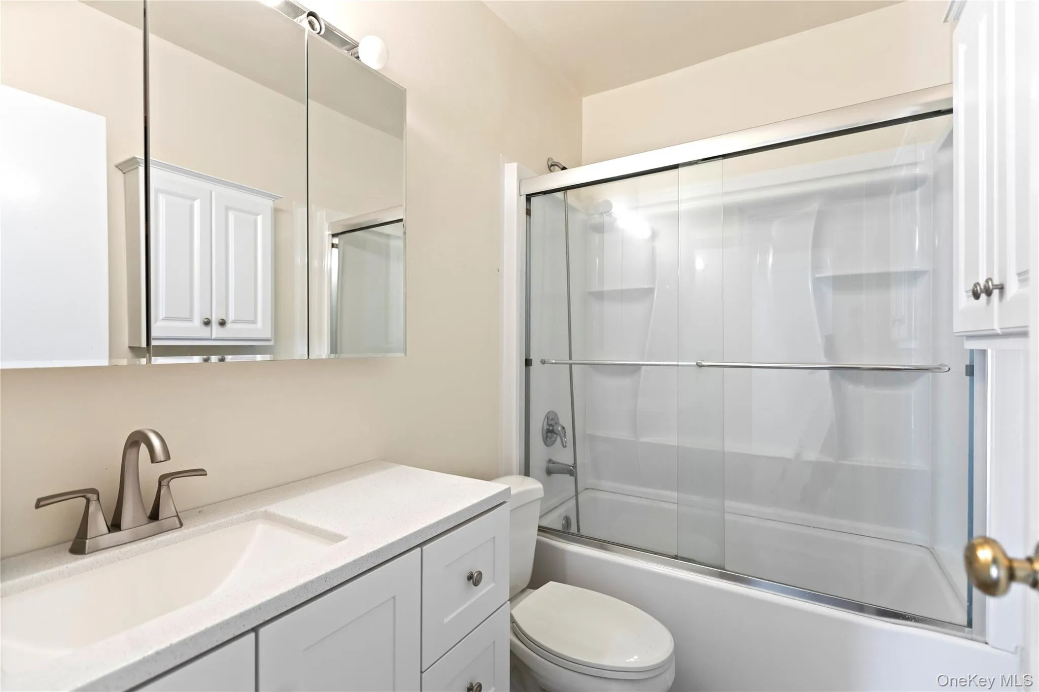 Full bath with vanity and enclosed tub / shower combo Full bath with vanity and enclosed tub / shower combo