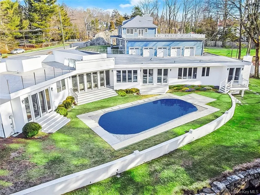 Landscaping/Shrubs/Grass/Pool Water All Virtual Landscaping/Shrubs/Grass/Pool Water All Virtual
