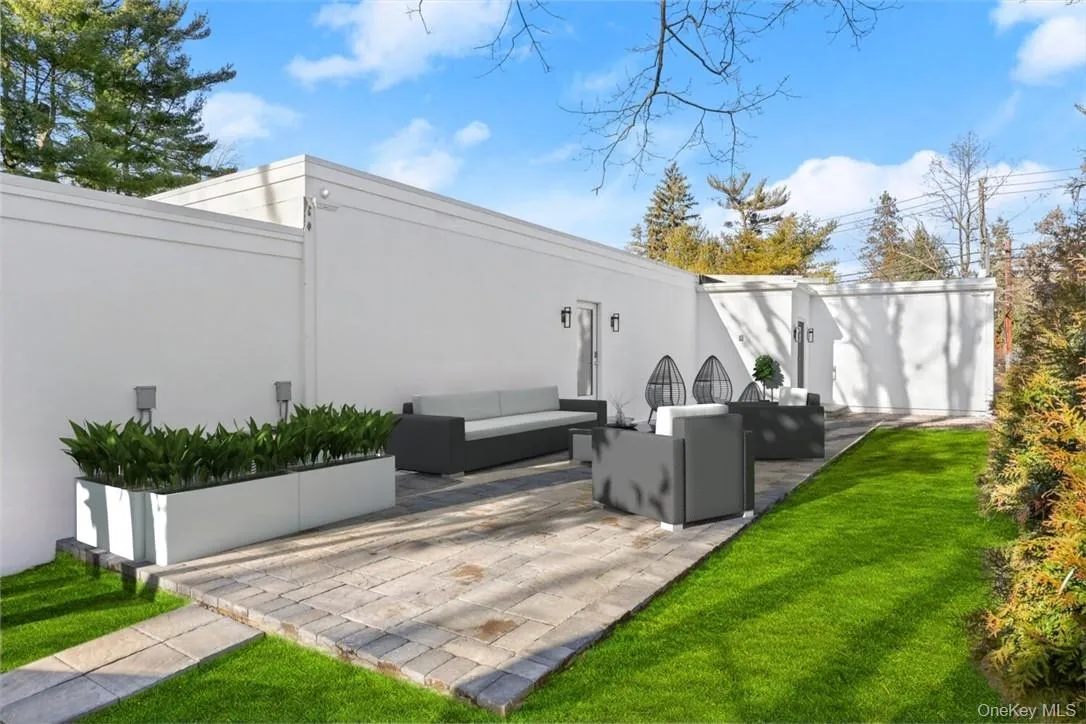 Landscaping/Shrubs/Grass/Furniture Staged Virtually Landscaping/Shrubs/Grass/Furniture Staged Virtually