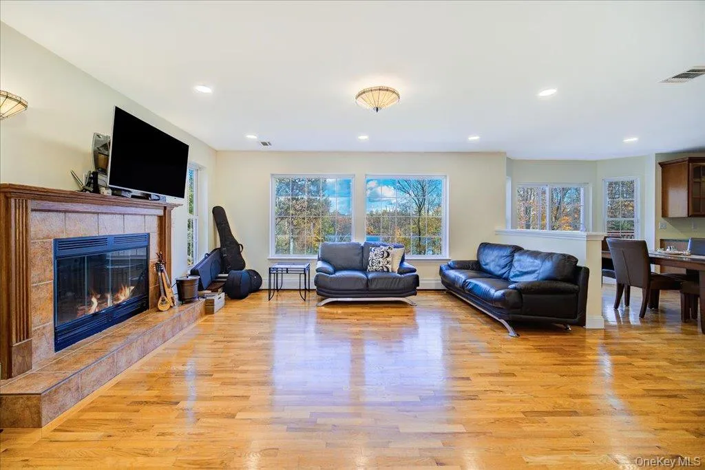Lakeview Den with Fireplace Lakeview Den with Fireplace