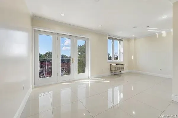 Unfurnished room featuring light tile patterned flooring, recessed lighting, and crown molding Unfurnished room featuring light tile patterned flooring, recessed lighting, and crown molding