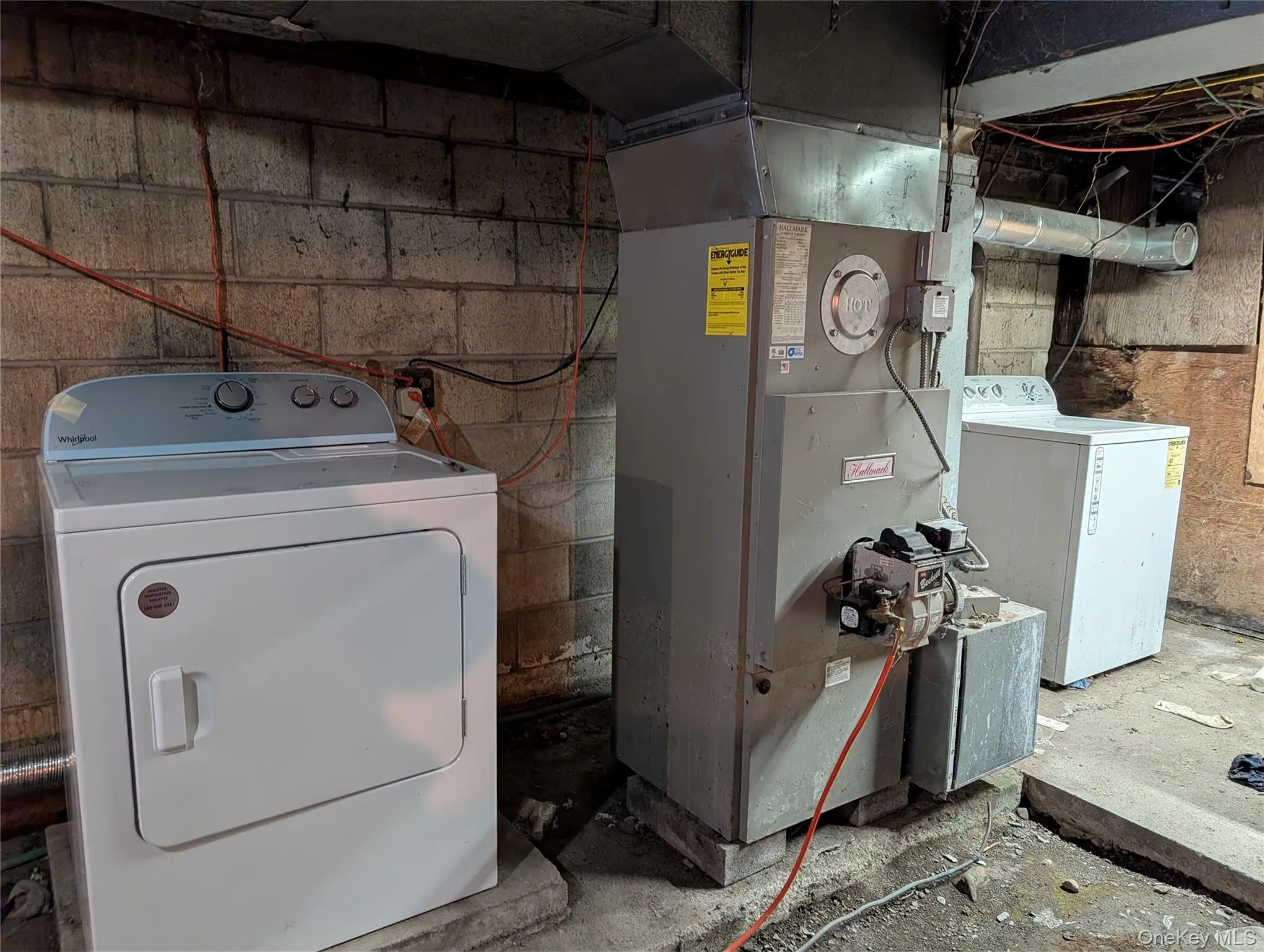 Laundry room with washer / clothes dryer and heating unit Laundry room with washer / clothes dryer and heating unit
