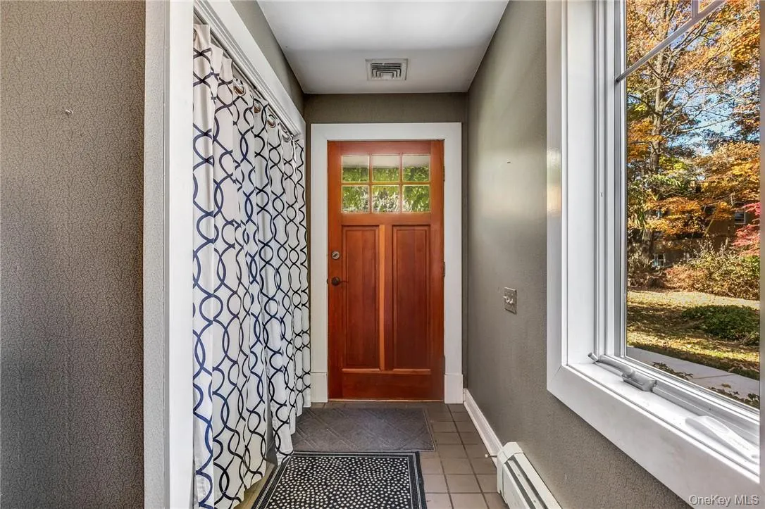 Mudd Room/ Laundry to the left Mudd Room/ Laundry to the left