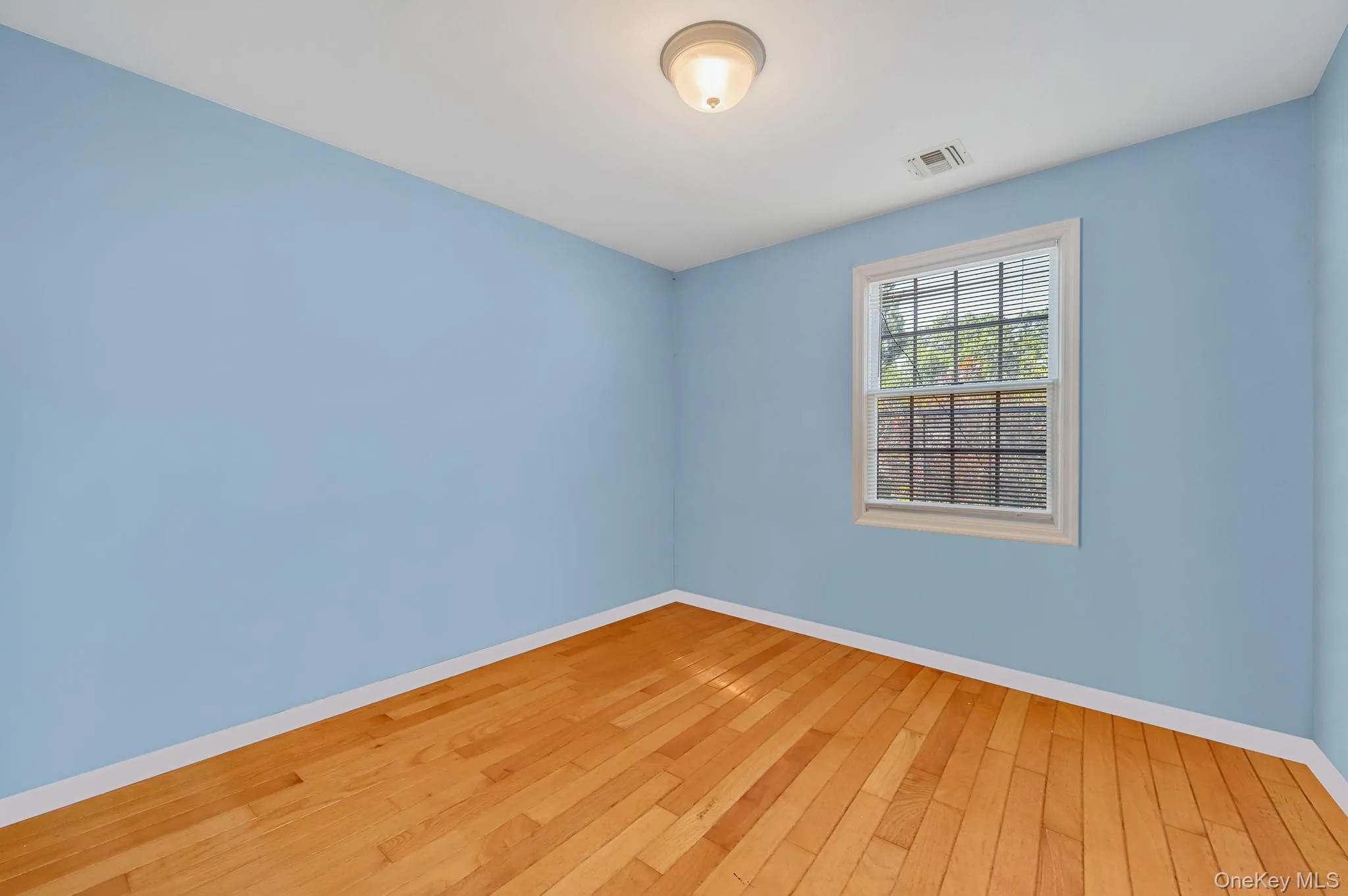 Empty room with baseboards and hardwood / wood-style flooring Empty room with baseboards and hardwood / wood-style flooring