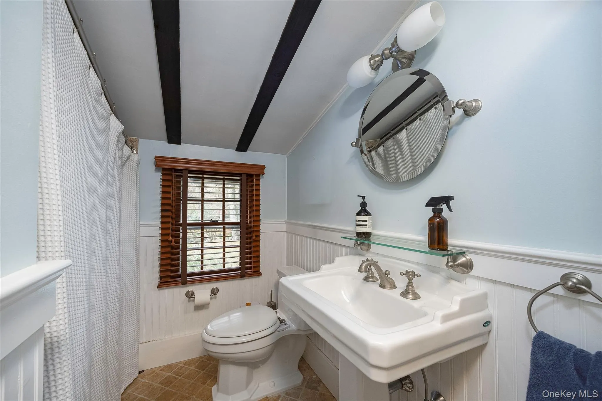 Full bathroom Full bathroom