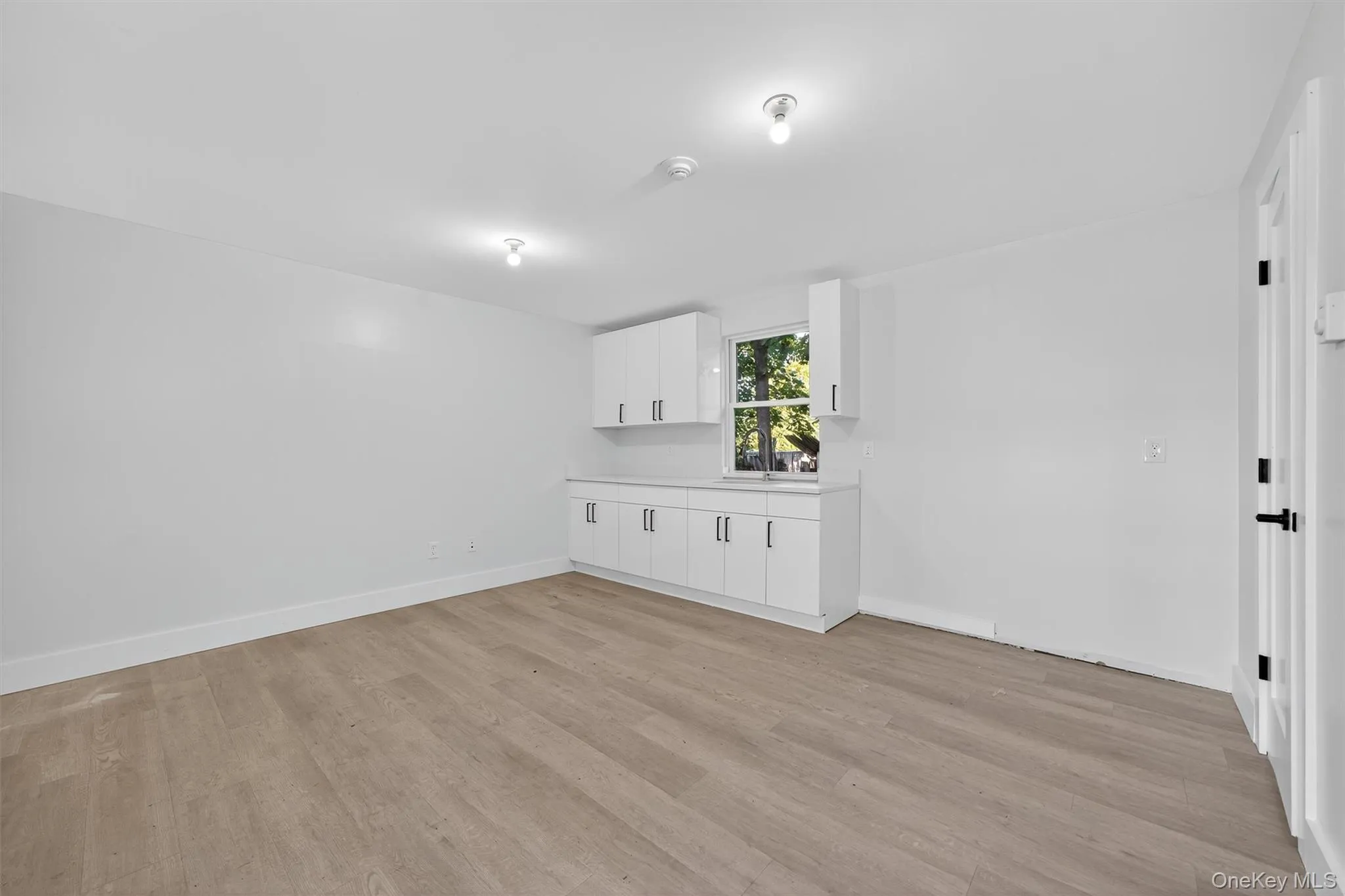 Unfurnished room with light wood-style floors Unfurnished room with light wood-style floors
