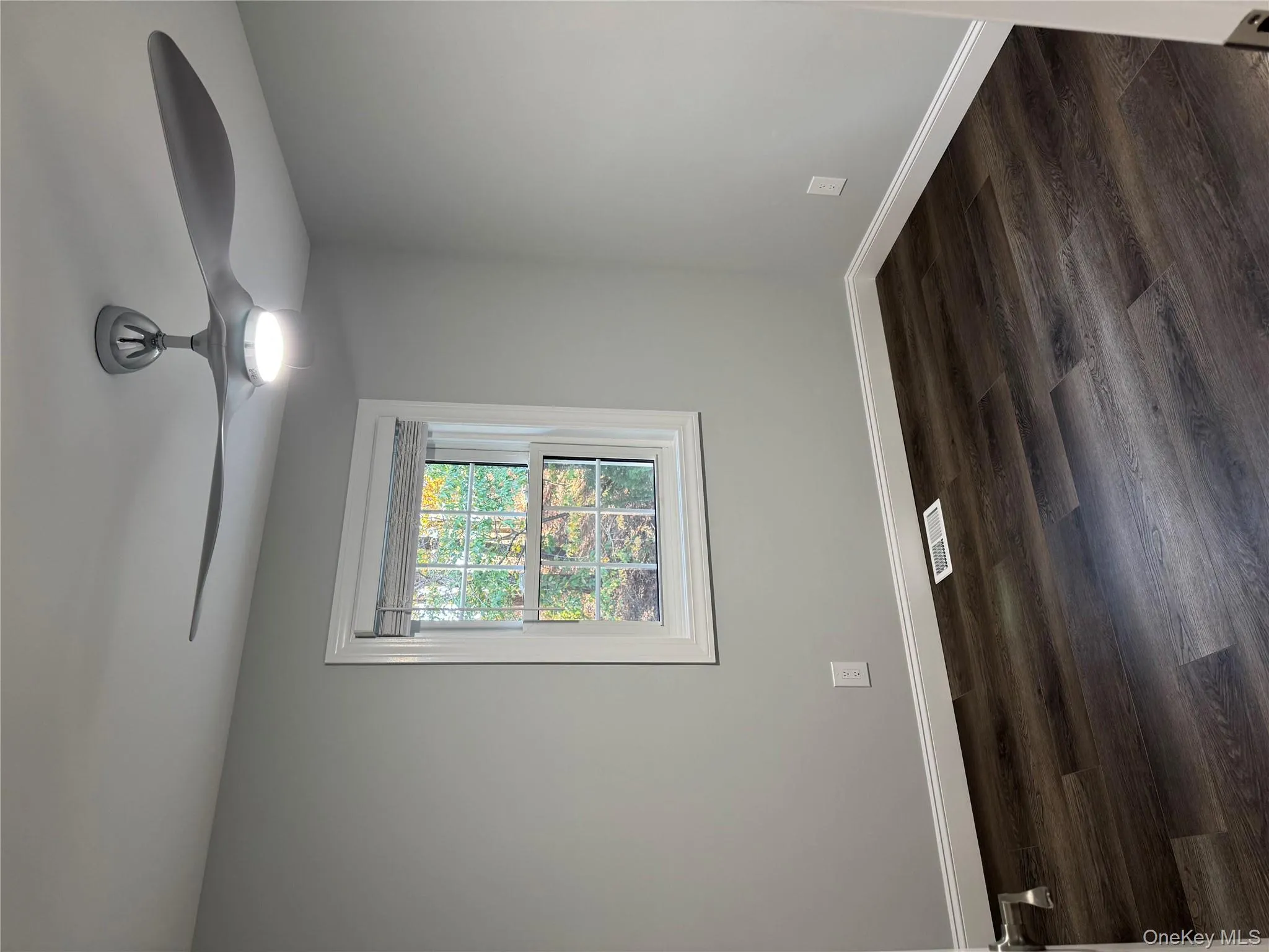 Bedroom/Office Bedroom/Office