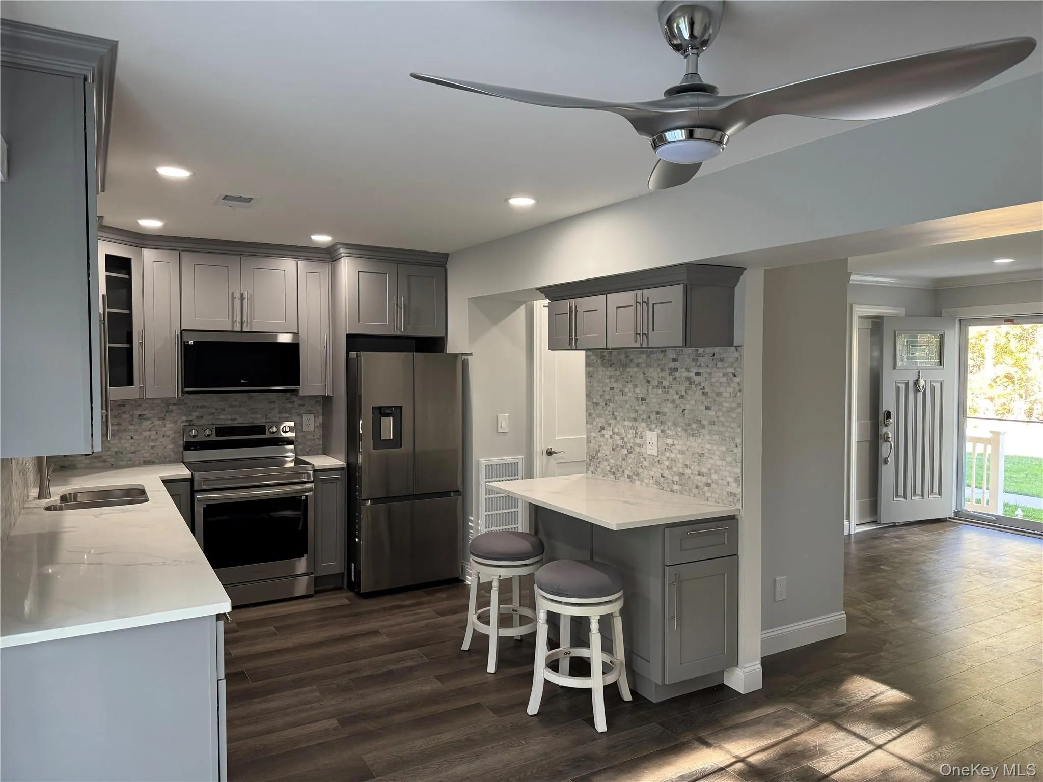 Breakfast Bar, Quartz Counters Breakfast Bar, Quartz Counters