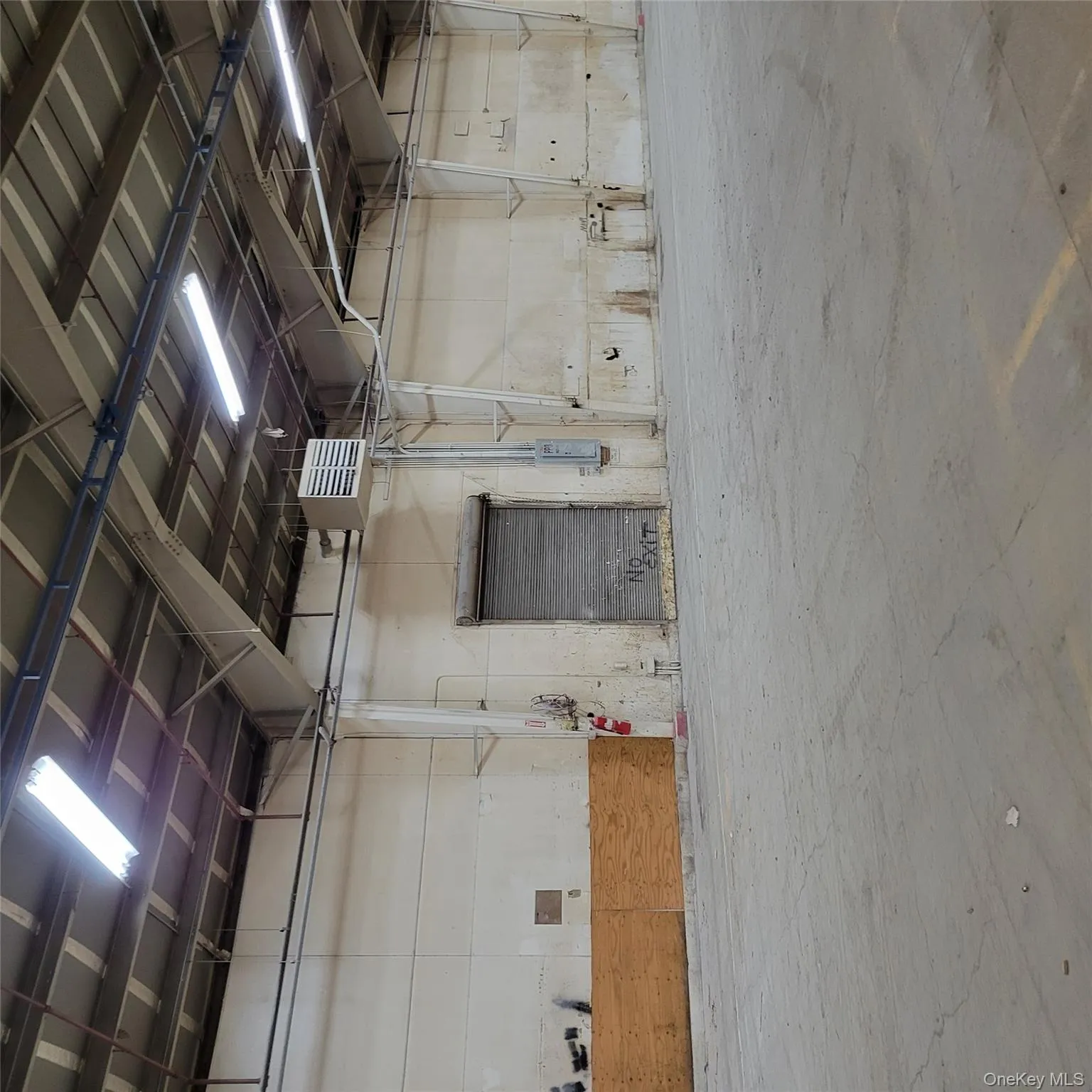 Garage with a heating unit Garage with a heating unit