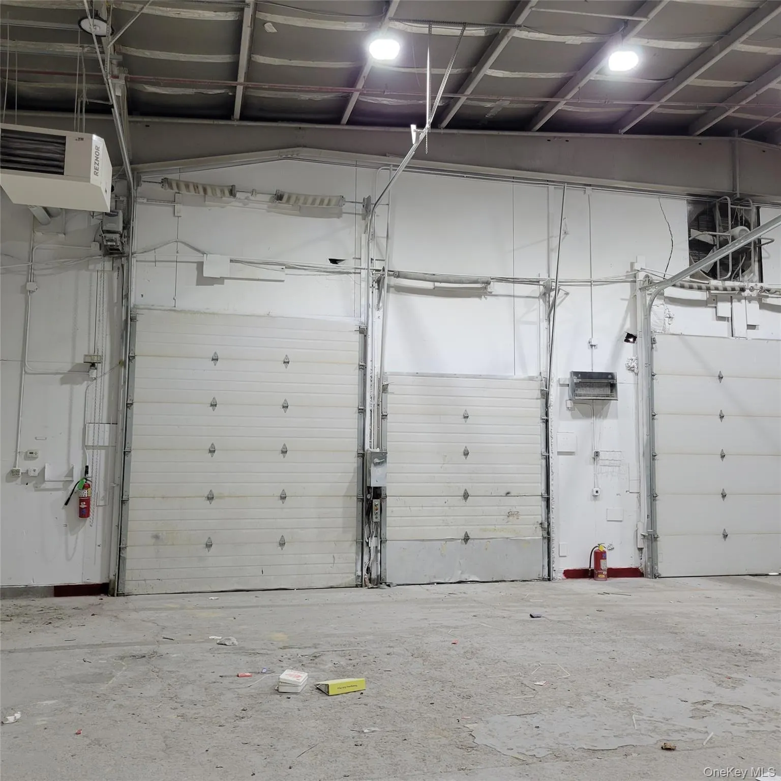 Garage with a heating unit Garage with a heating unit