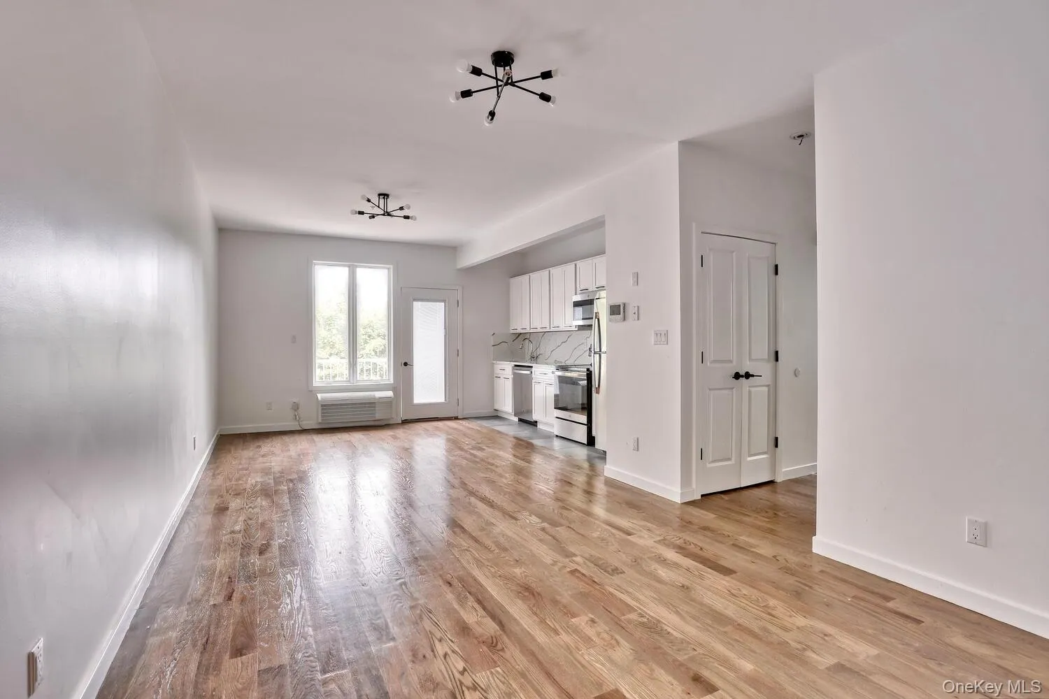 Beautiful wood floors and great lighting throughout. Beautiful wood floors and great lighting throughout.