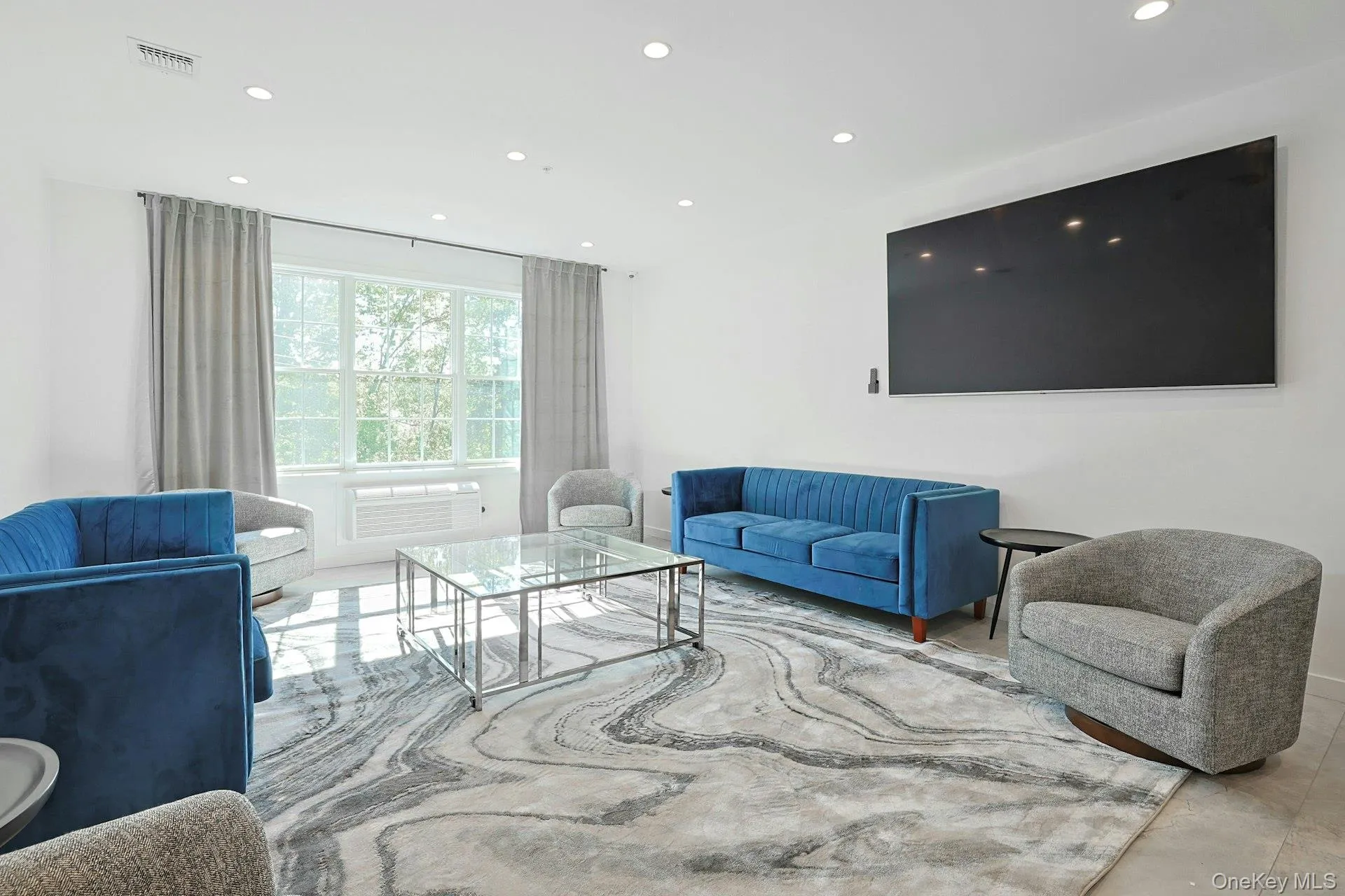 Features a big screen TV, comfortable seating and great lighting. Features a big screen TV, comfortable seating and great lighting.