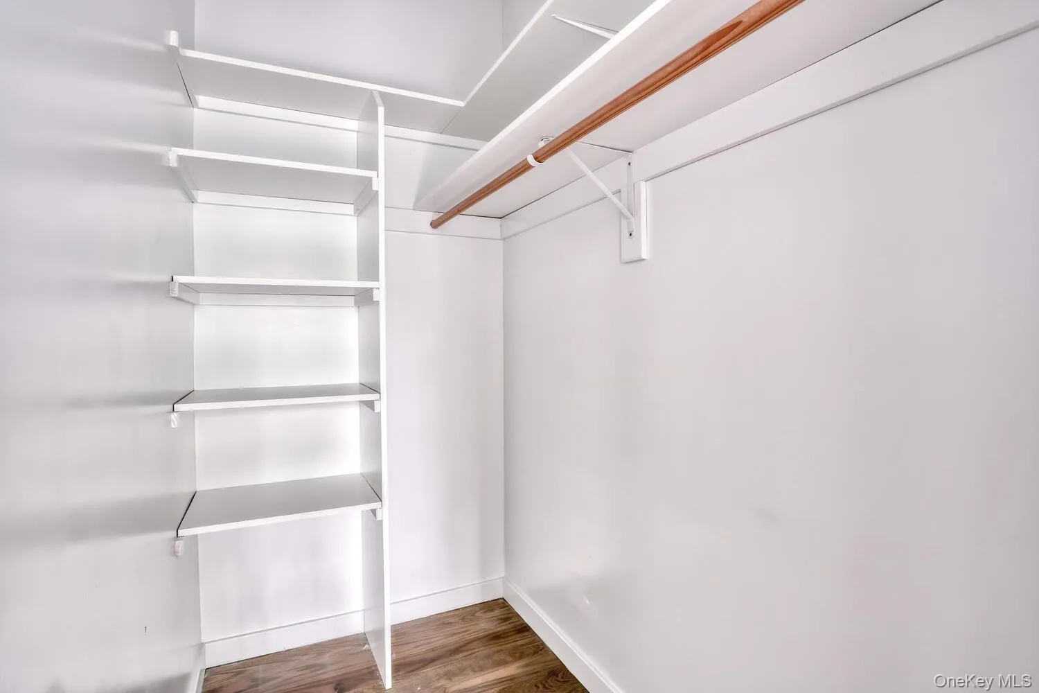 A must-have walk-in closet! A must-have walk-in closet!