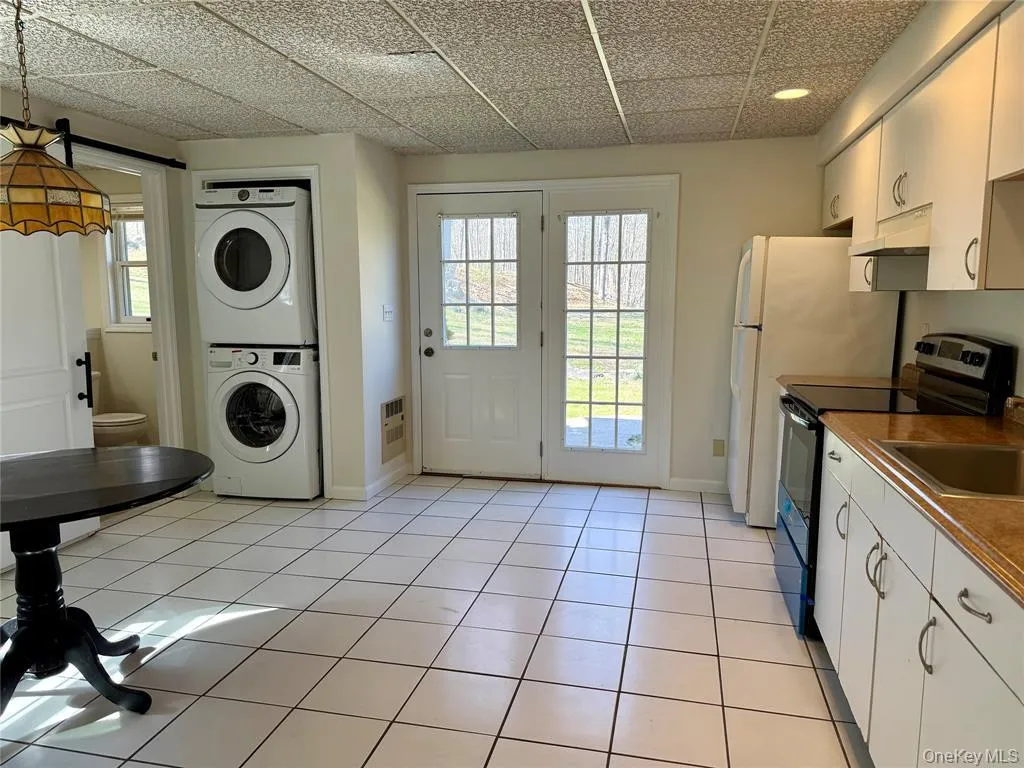 Large, sunny eat-in kitchen with new stove, ceramic tile and laundry in unit. Large, sunny eat-in kitchen with new stove, ceramic tile and laundry in unit.