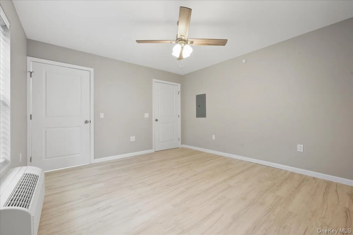 Large Bedroom Has Walk In Closet Large Bedroom Has Walk In Closet