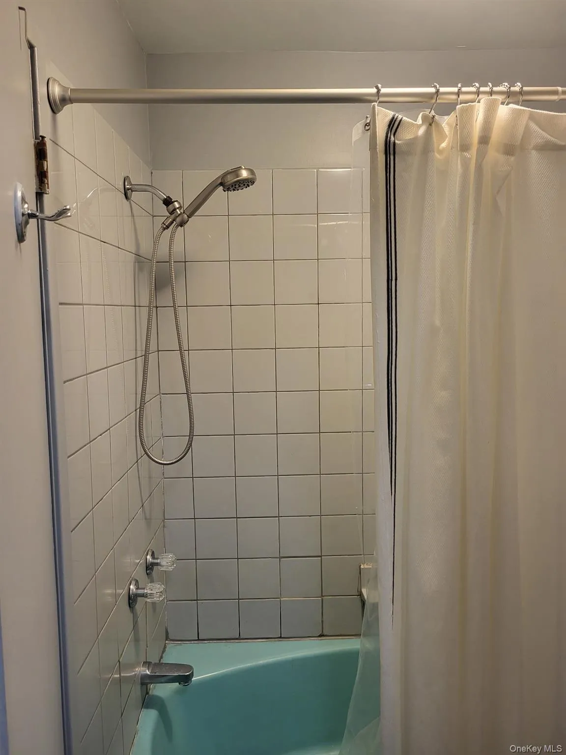 Bathroom featuring shower / bath combo Bathroom featuring shower / bath combo