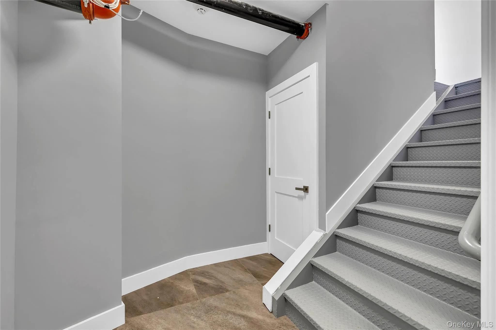 Staircase with baseboards Staircase with baseboards