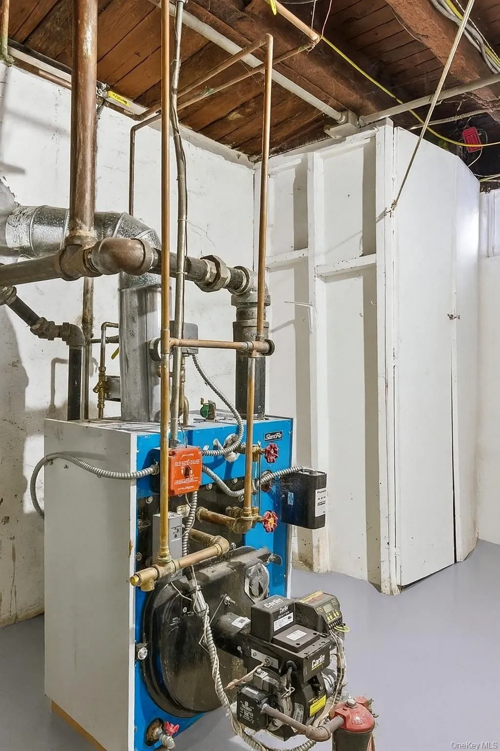 Utilities featuring a heating unit Utilities featuring a heating unit