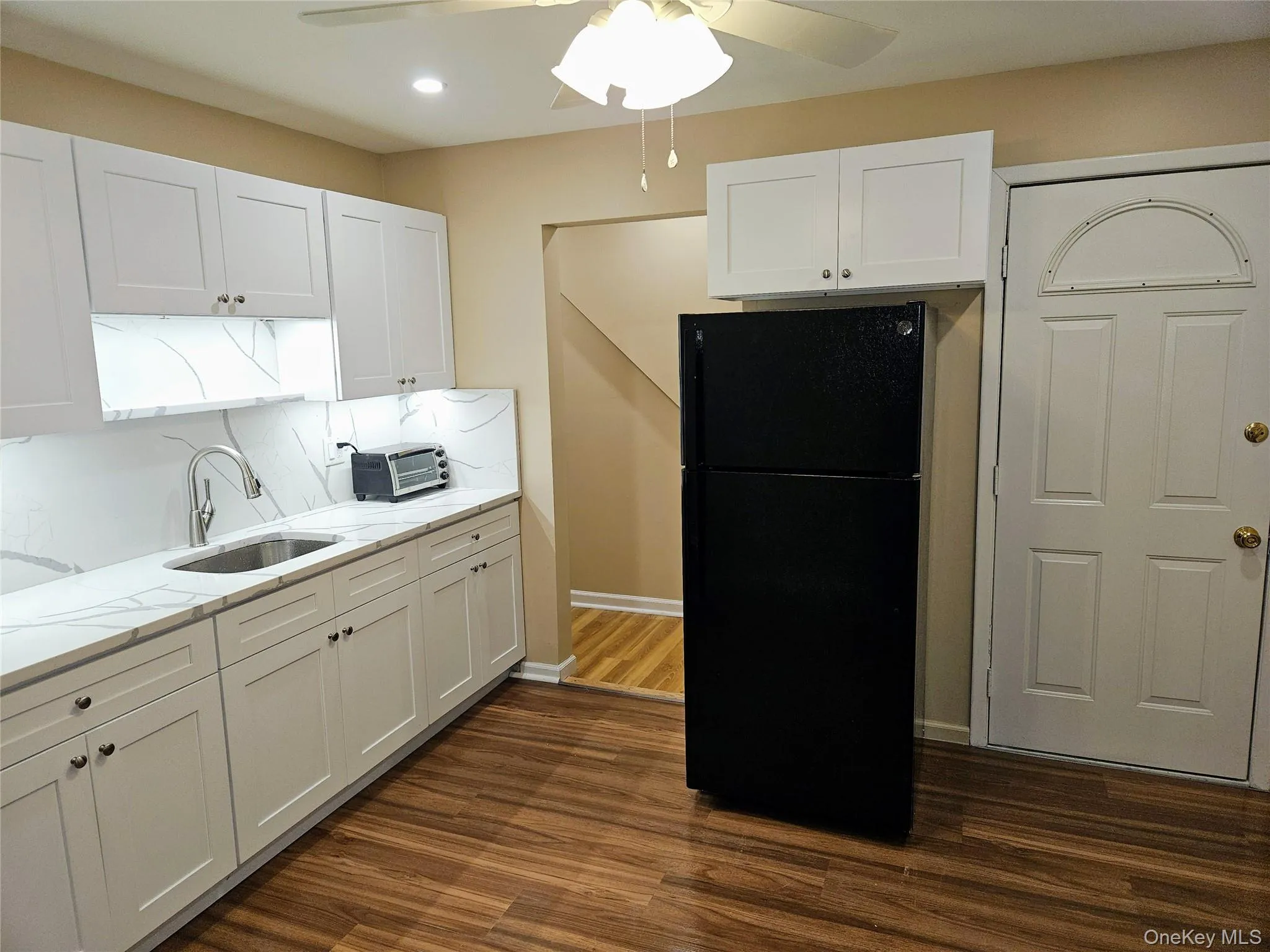 Looking toward hallway to bathroom and main bedroom. Looking toward hallway to bathroom and main bedroom.
