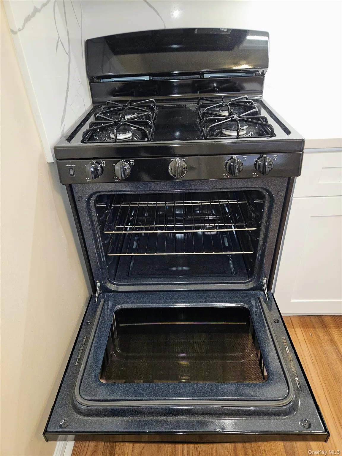 Enjoy natural gas cooking on this new range/oven. Enjoy natural gas cooking on this new range/oven.