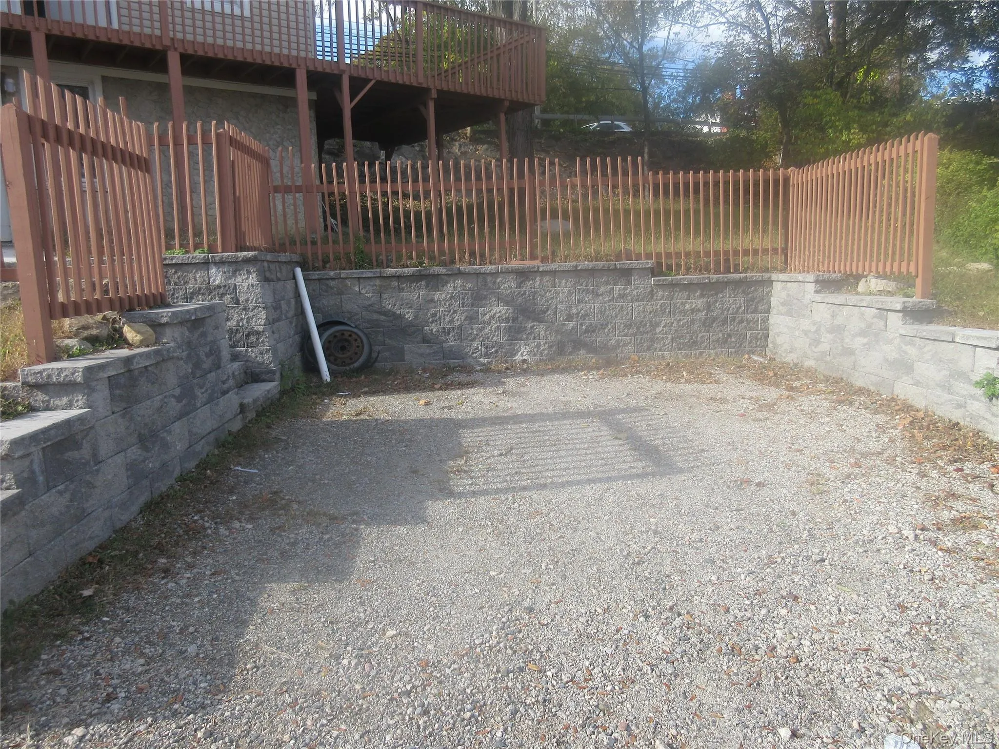 Gate with a deck Gate with a deck