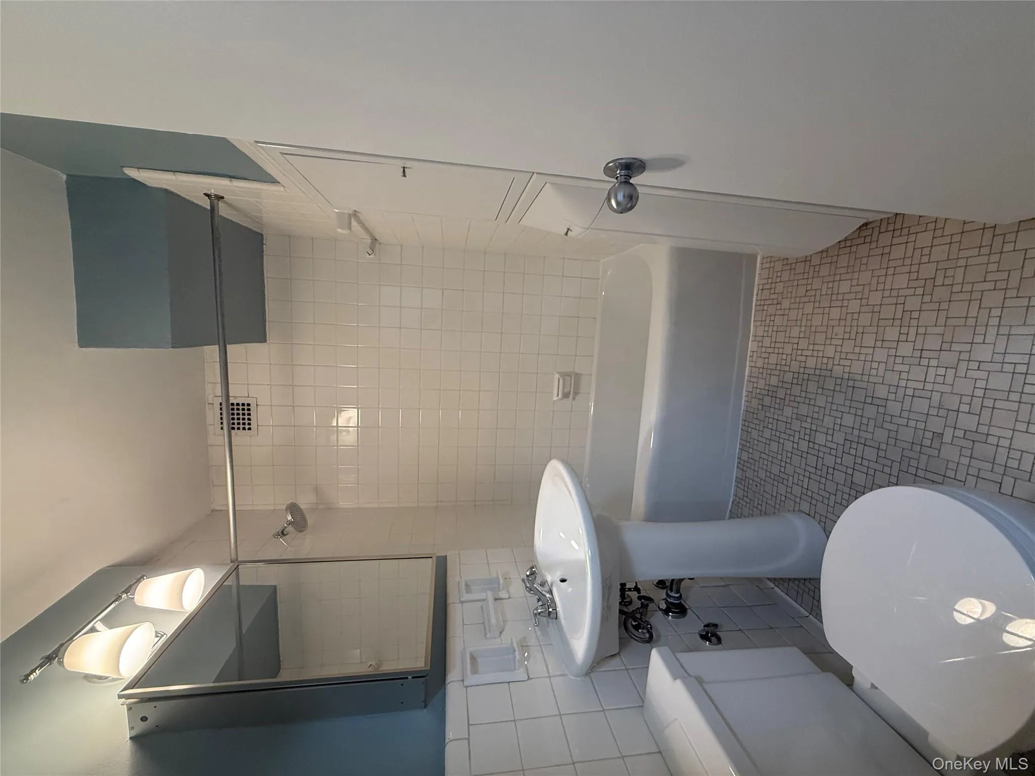 Full bath with shower / washtub combination and tile walls Full bath with shower / washtub combination and tile walls