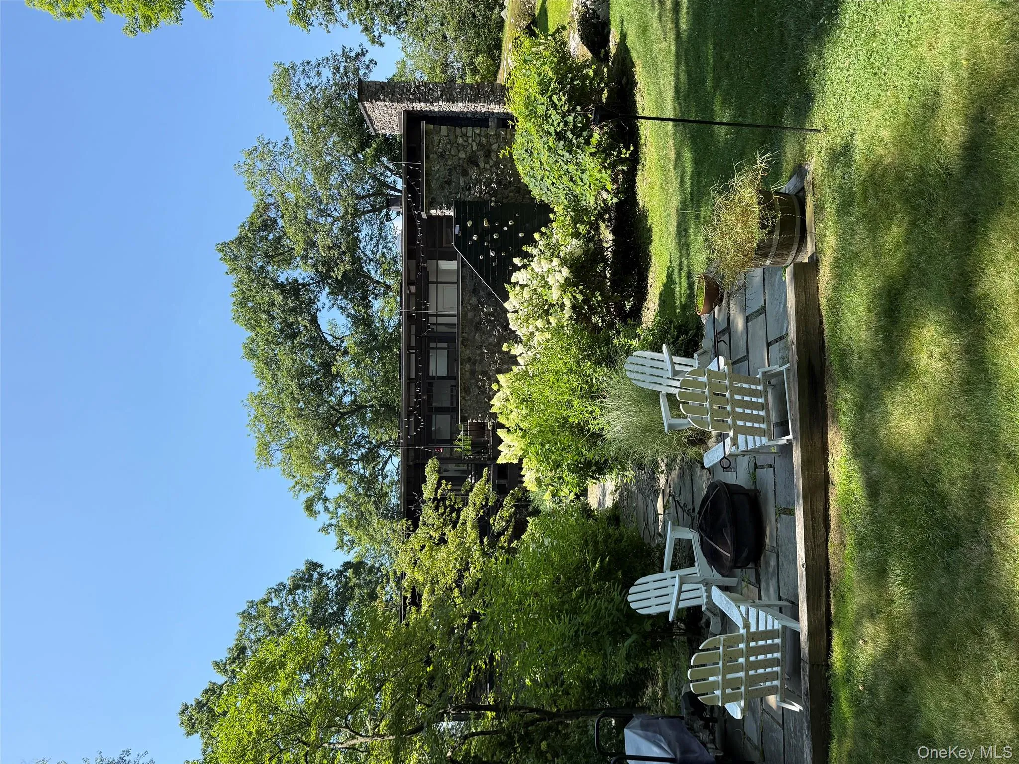 Exquisite landscaping throughout Exquisite landscaping throughout