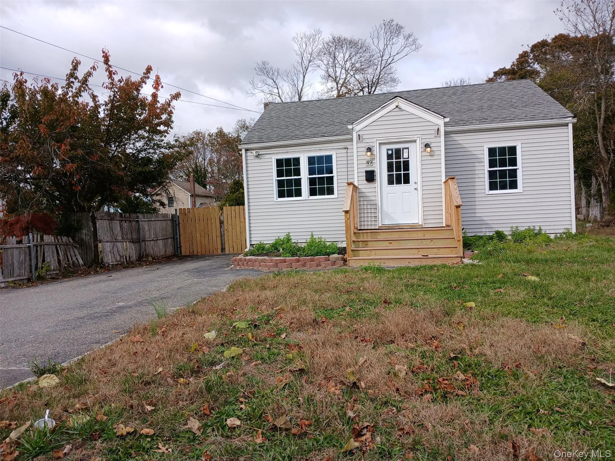 Bungalow with roof with shingles and driveway Bungalow with roof with shingles and driveway