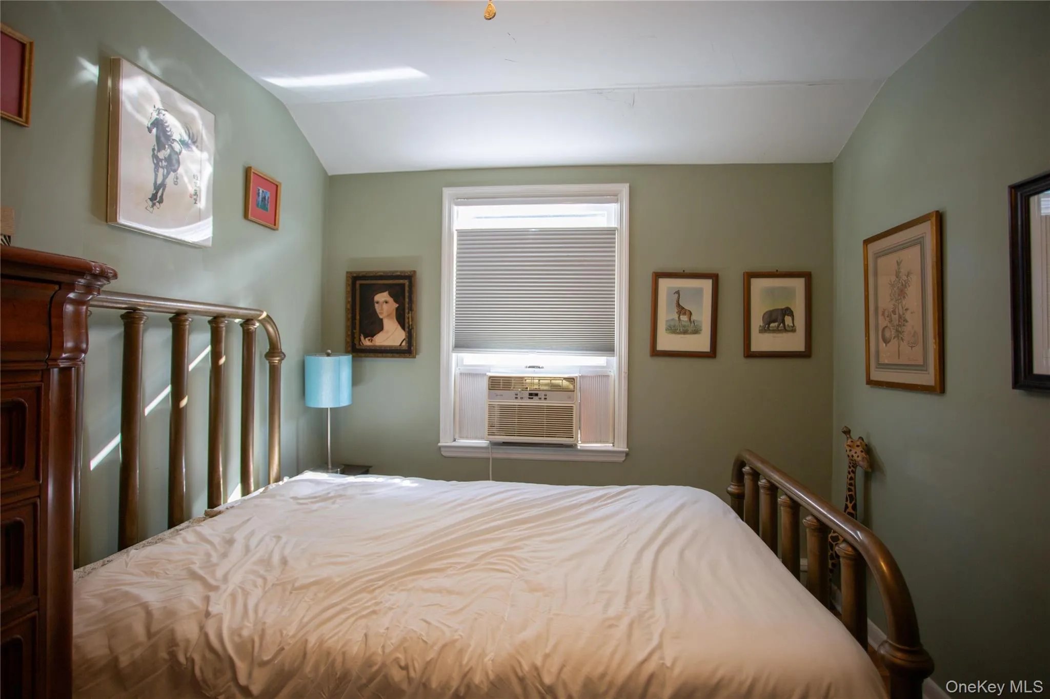 Bedroom with vaulted ceiling Bedroom with vaulted ceiling