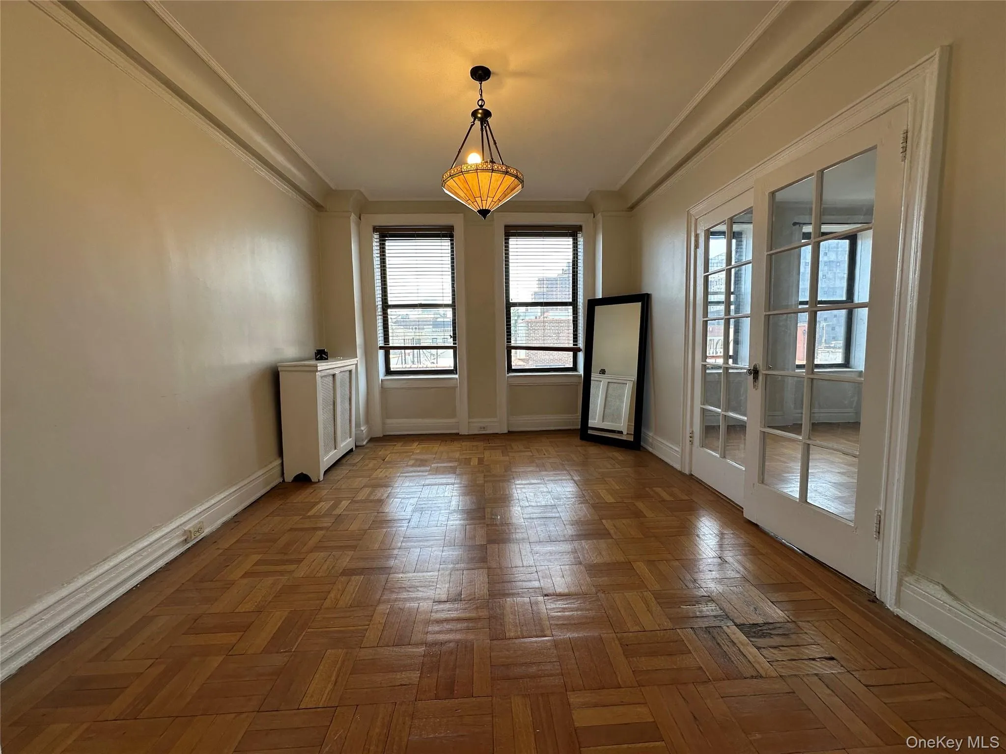 Unfurnished dining area with crown molding and baseboards Unfurnished dining area with crown molding and baseboards