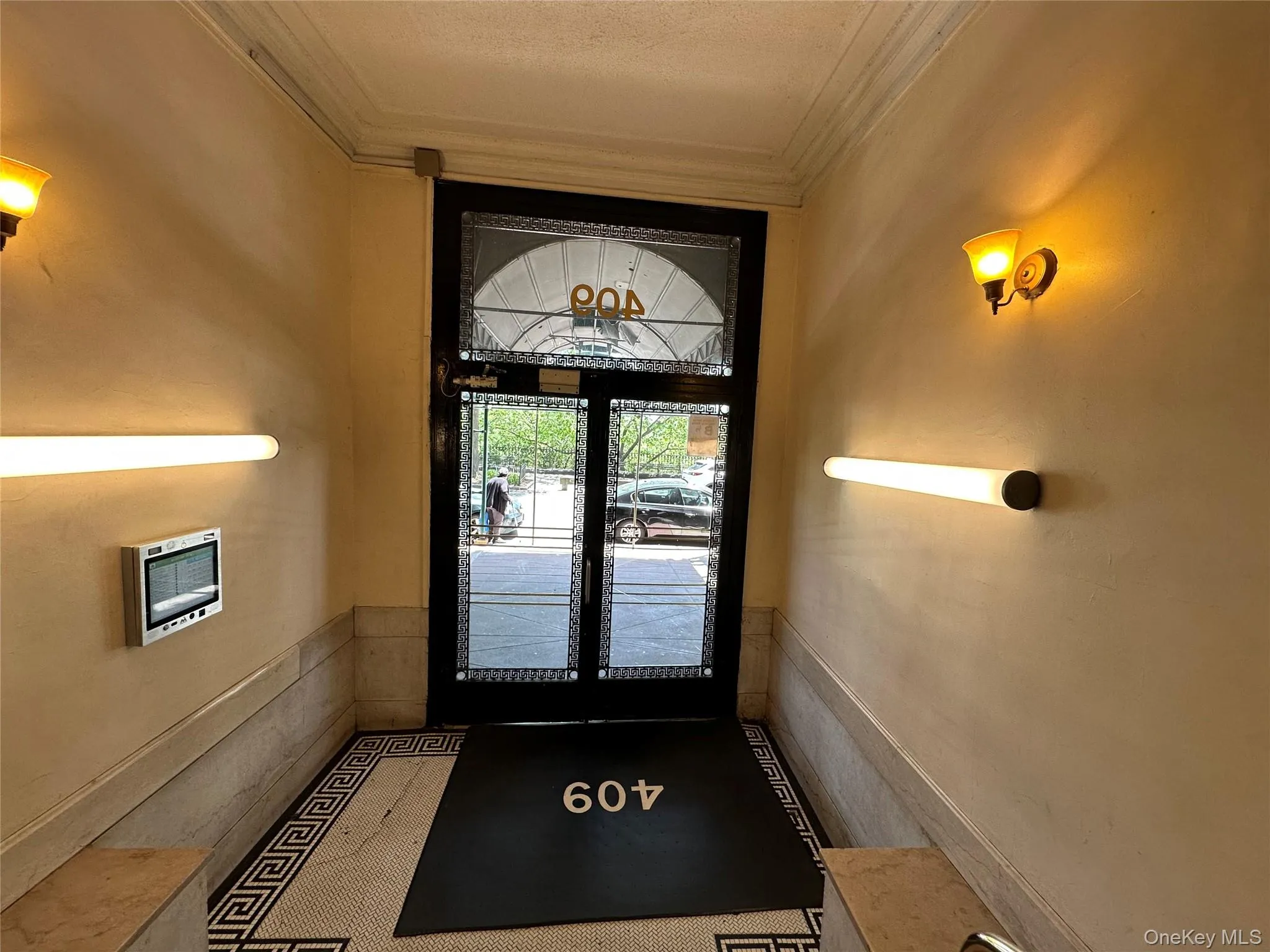Entryway with ornamental molding and heating unit Entryway with ornamental molding and heating unit