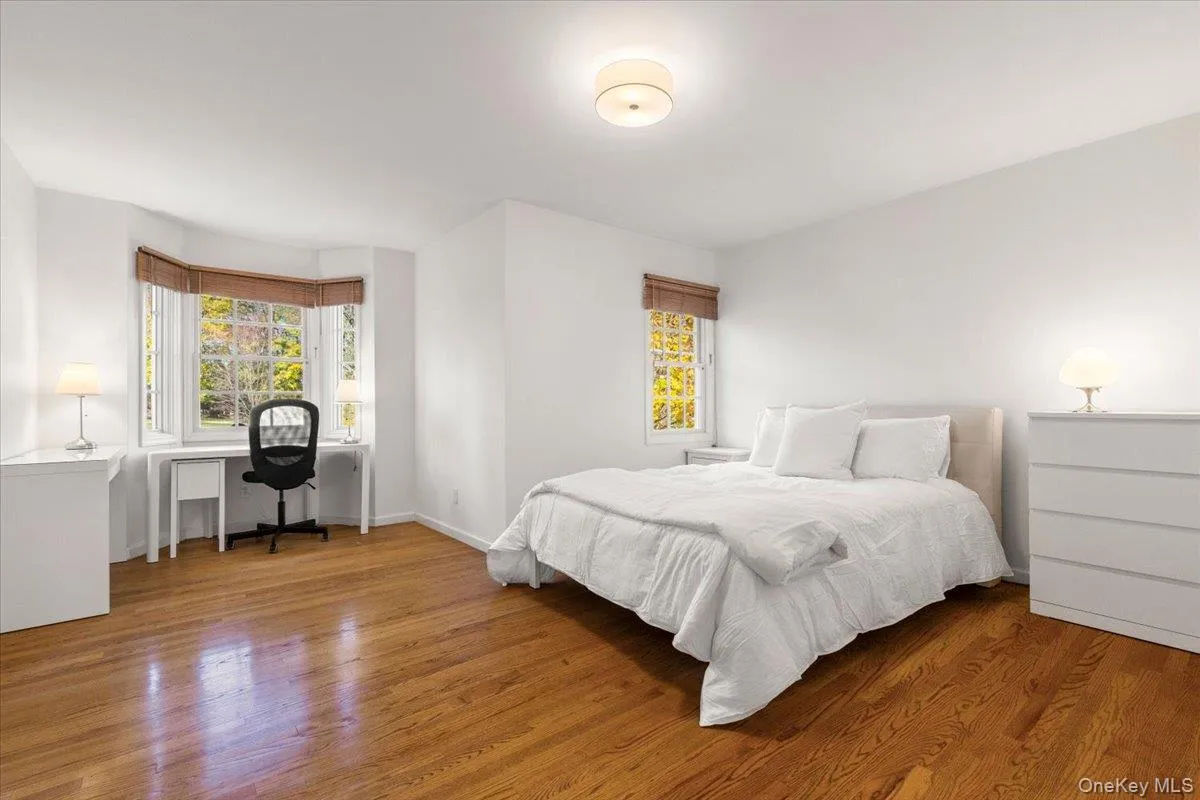 En-suite Bedroom on 2nd floor with full bathroom & desk area En-suite Bedroom on 2nd floor with full bathroom & desk area