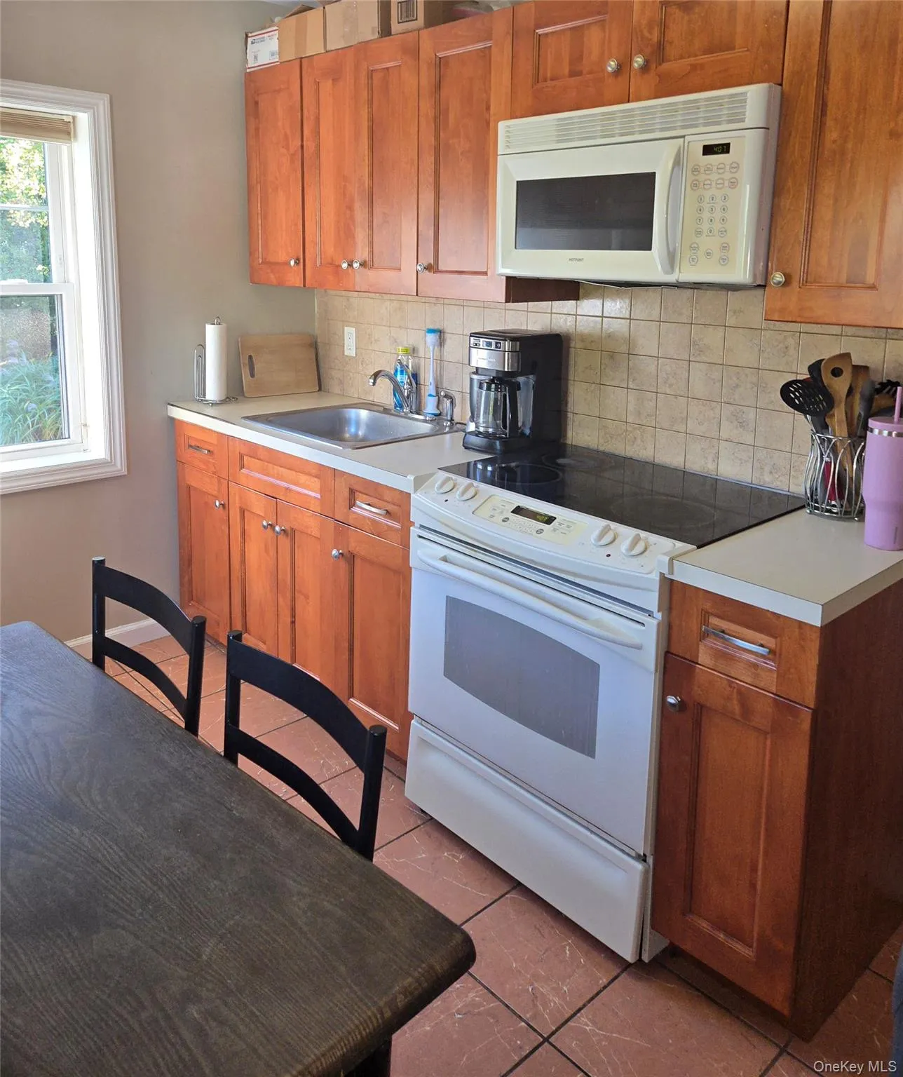 Work saving Kitchen with plenty of cabinet space Work saving Kitchen with plenty of cabinet space