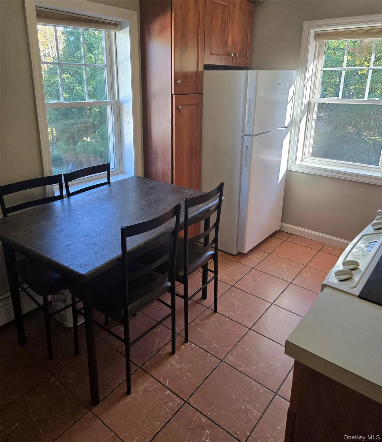 Sun-drenched Dining area. Wondows on two sides Sun-drenched Dining area. Wondows on two sides