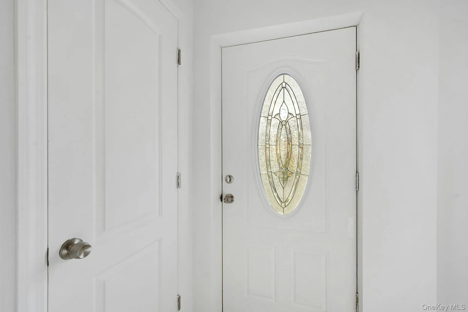 Entrance foyer with closet Entrance foyer with closet