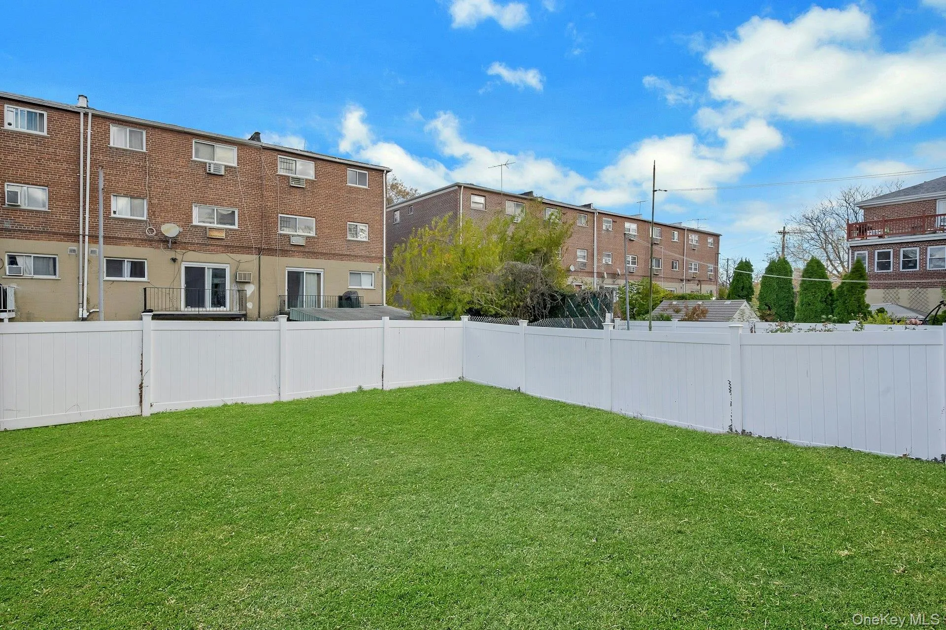 View of fenced backyard, great for entertaining and BBQ's View of fenced backyard, great for entertaining and BBQ's