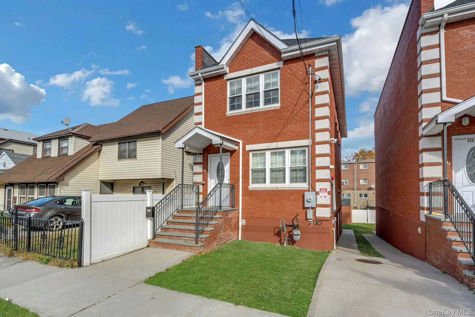Front of home , yard space and driveway Front of home , yard space and driveway